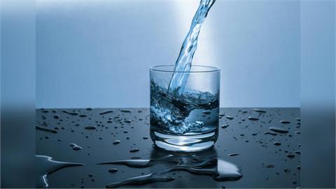 嘴破、疲倦、一直想吃東西竟然都是缺水徵兆?營養師曝廁所1招輕鬆判斷