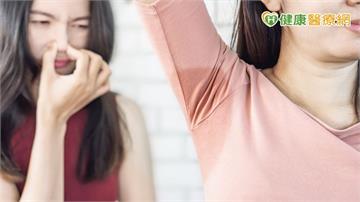 社群熱議「冬天躲不掉腋味」？醫揭：厚衣無法遮掩腋味恐不減反增！