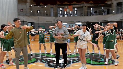 HBL(影)／HBL校園好聲音！　陽明女籃教練、球員化身「球場歌后」