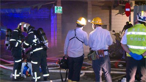 北市公寓一樓蔬菜加工廠深夜大火　民眾抱2嬰驚恐逃生