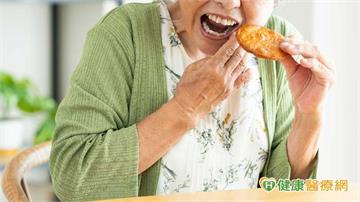 梅艷芳百歲母進食昏迷離世　醫談「噎到、嗆咳」差異：當心吞嚥退化