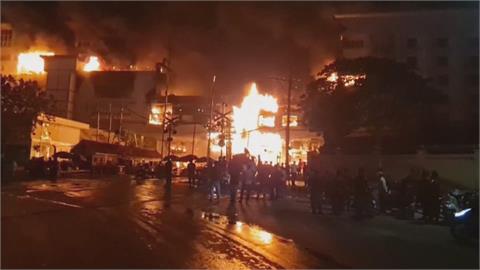 驚悚畫面曝...柬埔寨賭場遭火海吞噬　逃窗台前呼救！至少10死逾30傷