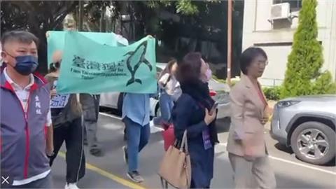 陪同中生團訪清大　藍委翁曉玲遭嗆「中國人的驕傲、滾回中國去」