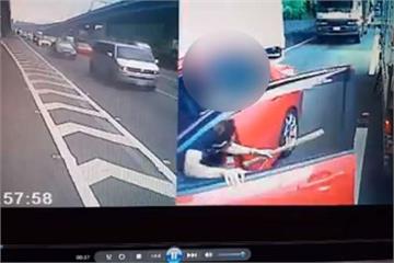 大貨車駕駛按喇叭示警 遭2小客車逼車亂砸