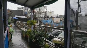 閃電颱風來了！台東外海風浪強 蘭嶼雨大積水 富岡堤防破個洞