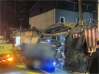 【有片】監視器狂震！平鎮小貨車、轎車路口猛撞 整排鐵皮屋遭波及