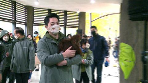 蔣萬安赴動物園探視紅毛猩猩寶寶　展「三寶爸」功力　單手換尿布