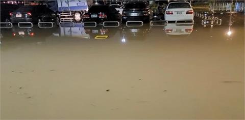 士林百齡橋堤外停車場新畫面曝光　民眾冒險涉水前行