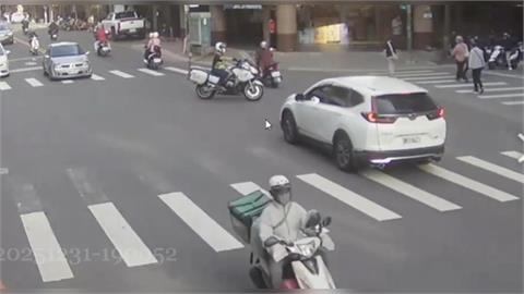 知法犯法? 警騎重機轉彎未禮直行車 分局不護短將開罰
