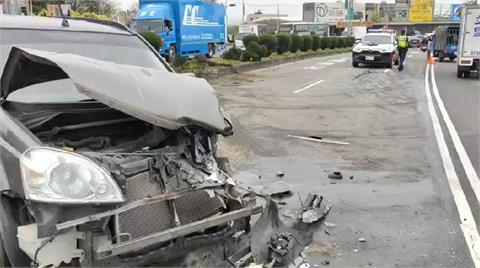 快新聞／交通大打結！ 桃機三民路口砂石車衝對向車道釀禍 航警緊急交管