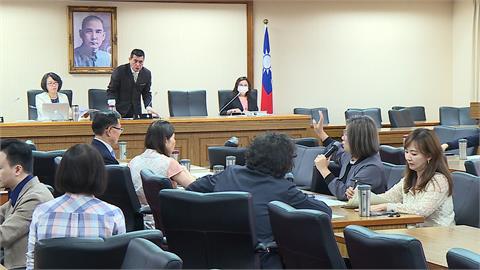 藍白頻打斷、發言內容大離題　反戒嚴公投協商破局
