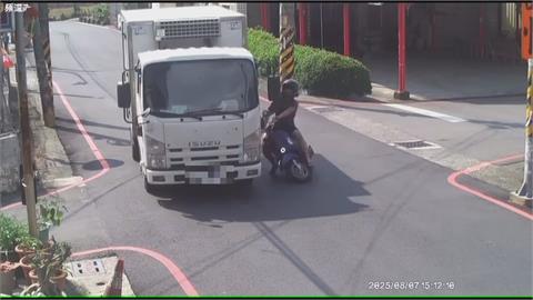 路口「未設紅綠燈」車禍頻傳！　騎士未減速擦撞小貨車、同路口今年第六起