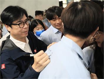快新聞／出席鼓山高中畢典　陳其邁超夯：學生邀自拍、簽制服「來者不拒」