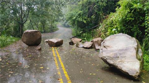 颱風雨勢強襲山區　苗21線土石崩落中斷交通