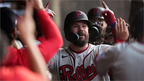 MLB(影)／「洗碗伯」轟不停！雙城「起笑哥」手套「洗鍋」送對手夢田之戰雙響砲