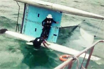 情侶乘風帆遭吹翻 海巡10鐘即刻救援