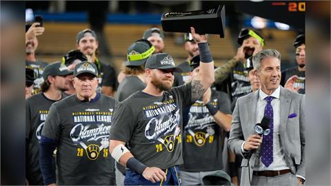 MLB(影)/一壘手鮑爾斯獲頒國聯冠軍賽MVP!竟是釀酒人隊史第一人