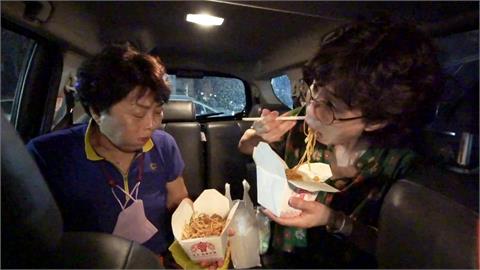 台灣夜市小吃初體驗！南韓阿珠媽享用炒麵　臉色大變：下次還想再吃