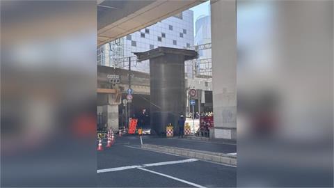 快新聞／大阪市中心地底竄出龐然大物　巨大管線衝破柏油路聳立10公尺