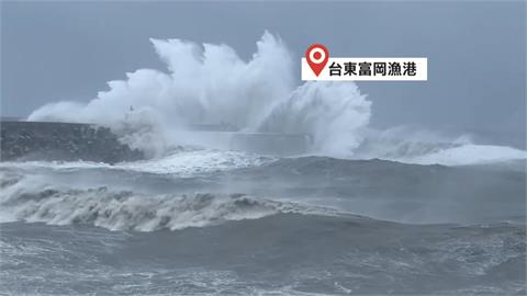 富岡漁港一度掀七米巨浪　大武活動中心屋頂被吹掀
