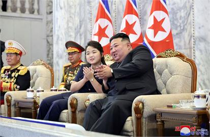 快新聞／金正恩愛女接班穩了？　北朝鮮黨軍部長向10歲金主愛下跪
