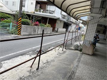 花蓮巷道遭法拍變私有地　地主架欄杆擋道哄抬價格強賣住戶
