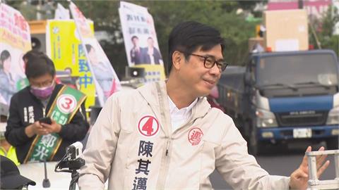 為新人黃雍琇站台　陳其邁妻子登車隊掃街