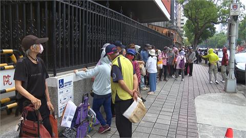 慶祝台股破4萬點！　羅明才今送400份雞排珍奶太陽餅