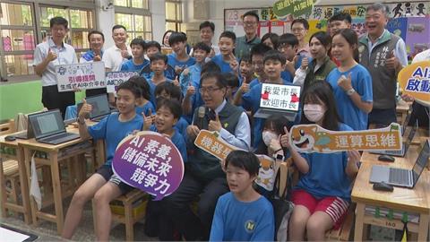 台南市50台AI筆電投入校園　黃偉哲變身"同學"一起體驗