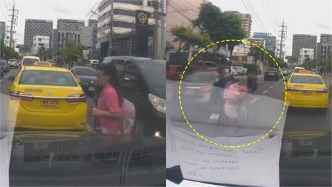 穿越馬路釀禍！泰母拉女衝入車陣　下秒「擊殺機車」騎士父女摔慘畫面曝