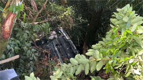 墜谷意外　轎車不明原因翻落邊坡　駕駛身亡、幼女擦挫傷自行脫困