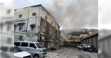 新莊工廠火警「內存化骨水」狂竄黑煙　消防灌救急勸關窗戴口罩
