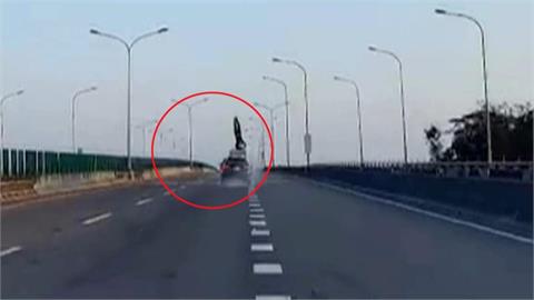 釣魚喝酒後開車上西濱飆速　撞飛重機騎士下場依法送辦