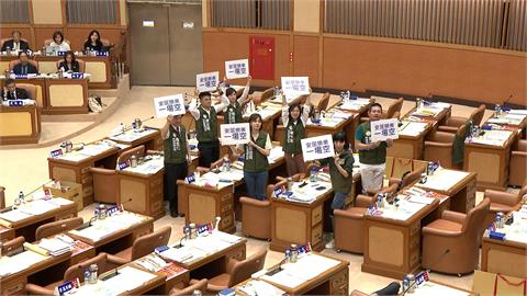 侯友宜接受徵召帶職選總統？　市政螺絲鬆！綠批「安居樂業一場空」