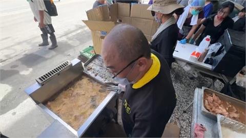 花蓮光復出現「雞排超人」！　老闆擺攤2天「預計送1300份」