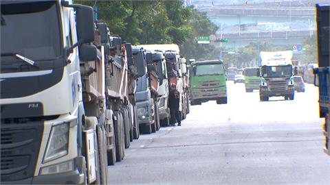 大貨車載土方進台北港　數量多到塞近兩公里占一線車道