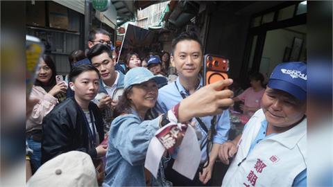 快新聞／鄭朝方高人氣！竹縣市場掃街人潮畫面曝　攤商送菜頭「這句」成焦點