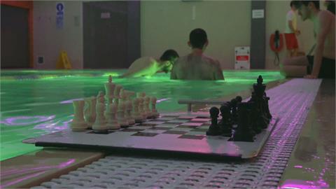 怪比賽最新力作　水下西洋棋對弈！