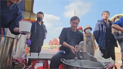 野崎孝男率5日本友人   赴楠西災區煮拉麵慰問災民