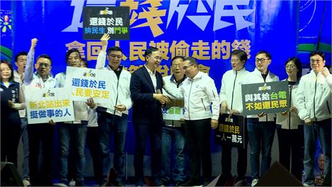 別鬧事？國民黨政策說明會超尷尬　朱立倫喊翁曉玲「去站後面」