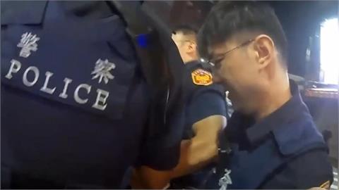 通緝犯稱差七萬免關求警方放水　五警合力扛通緝犯進警車