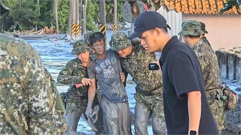 快新聞／差點被沖走！男子受困花蓮保安寺前積水　居民急call國軍救人