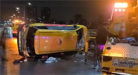 計程車疑天雨路滑自撞分隔島    駕駛一度受困車內警消破窗搶救