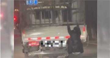 人妻懷疑有小三「肉身掛車」抓姦　驚險畫面嚇壞警！丈夫遭開罰