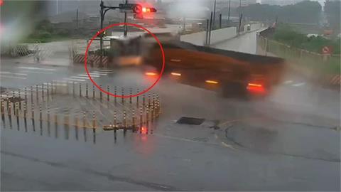 聯結車雨天打滑撞消防栓「炸出水柱」 釀路人1死1傷