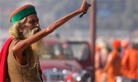 肌肉萎縮又喪失知覺！印度苦行僧「高舉右手45年」照片曝光