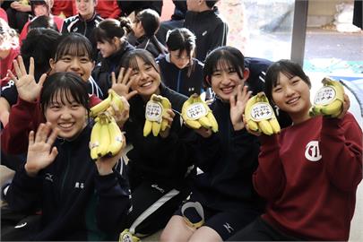 「橘色惡魔」週日港都演出　高雄市府送旗山香蕉給學生嚐鮮
