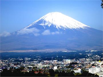 富士山新制上路收通行費！　人氣不減遊客踴躍挑戰登頂