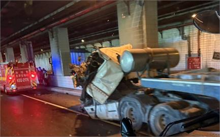 快新聞／新竹鳳鼻隧道車禍！聯結車自撞護欄波及小客車　釀1死1傷