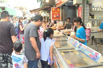 金山老街人潮擠爆 冰淇淋、粉圓銷售超過兩倍